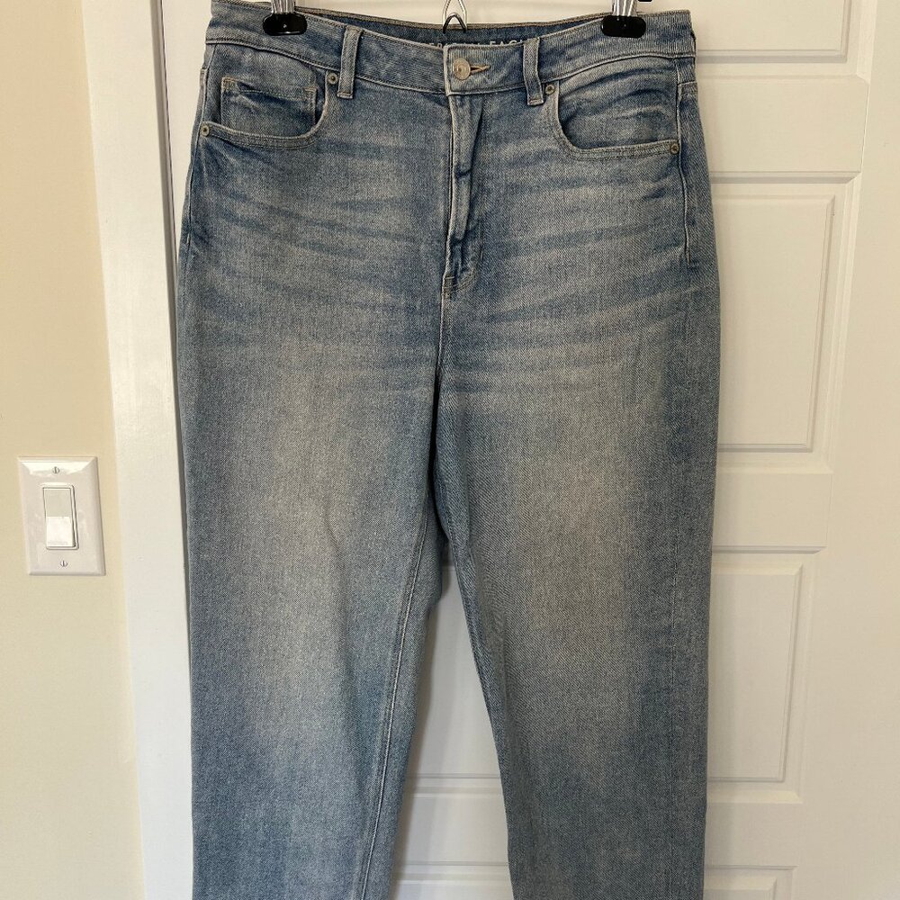 EUC - American Eagle - Size 12 - Straight Regular Mom Jeans Light Wash